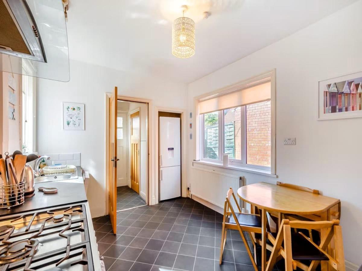 Large 5 Bed House In Scarborough Near The Beach, Large Garden & Hot Tub Exterior foto
